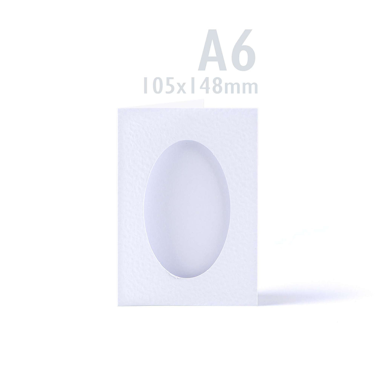 Biele trojité skladacie karty s kladivkovou štruktúrou a oválnym výrezom – balenie