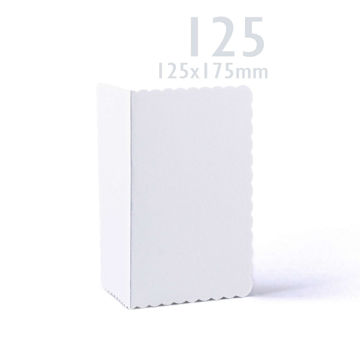 Biele karty a obálky s vlnitým okrajom – balenie