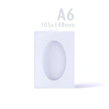 Biele trojité skladacie karty s kladivkovou štruktúrou a oválnym výrezom – balenie